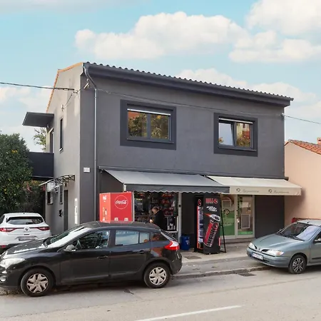 Apartamento Lovely In With Kitchen Pula